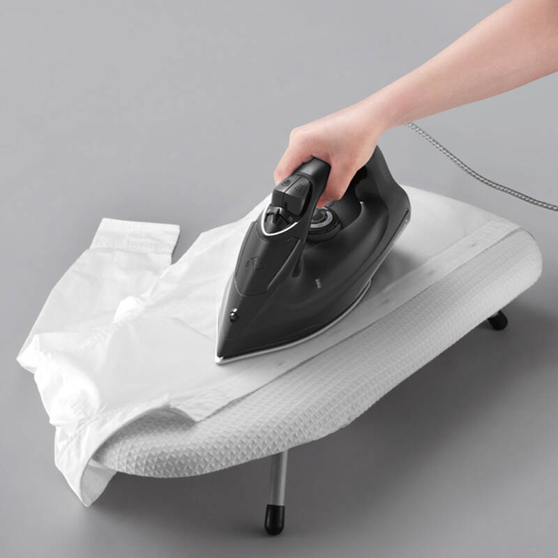 Bàn ủi hơi nước LocknLock 1800W, mặt đế ceramic, bình nước 220ml – ENI334BLK, , large image number null